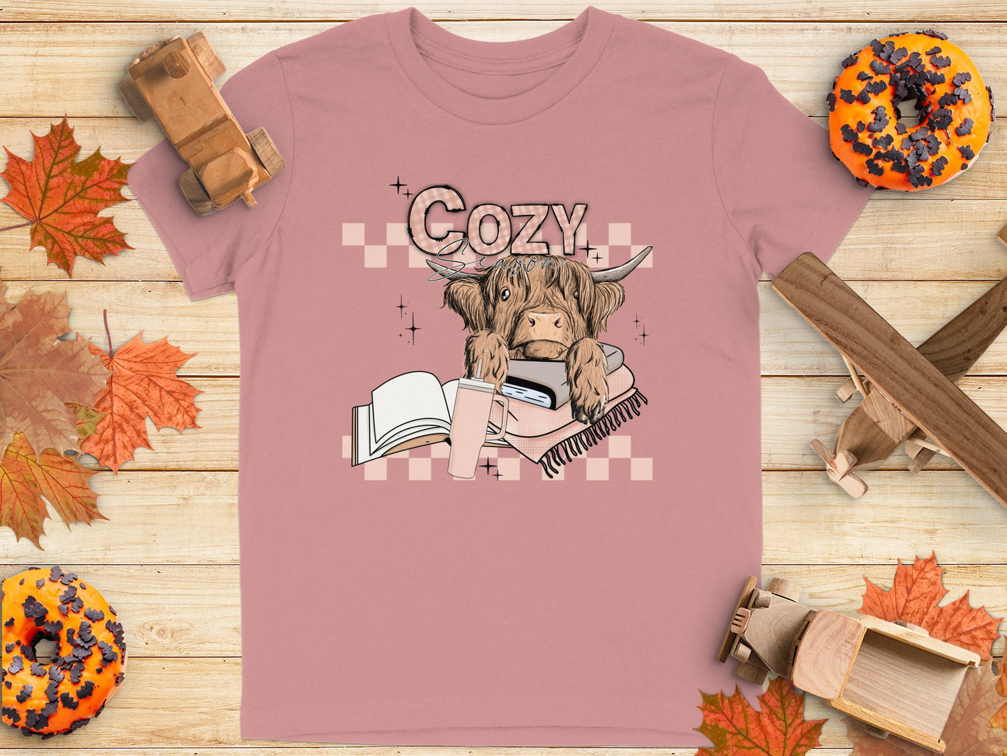 Cozy Highland Cow Reading Design T-Shirt