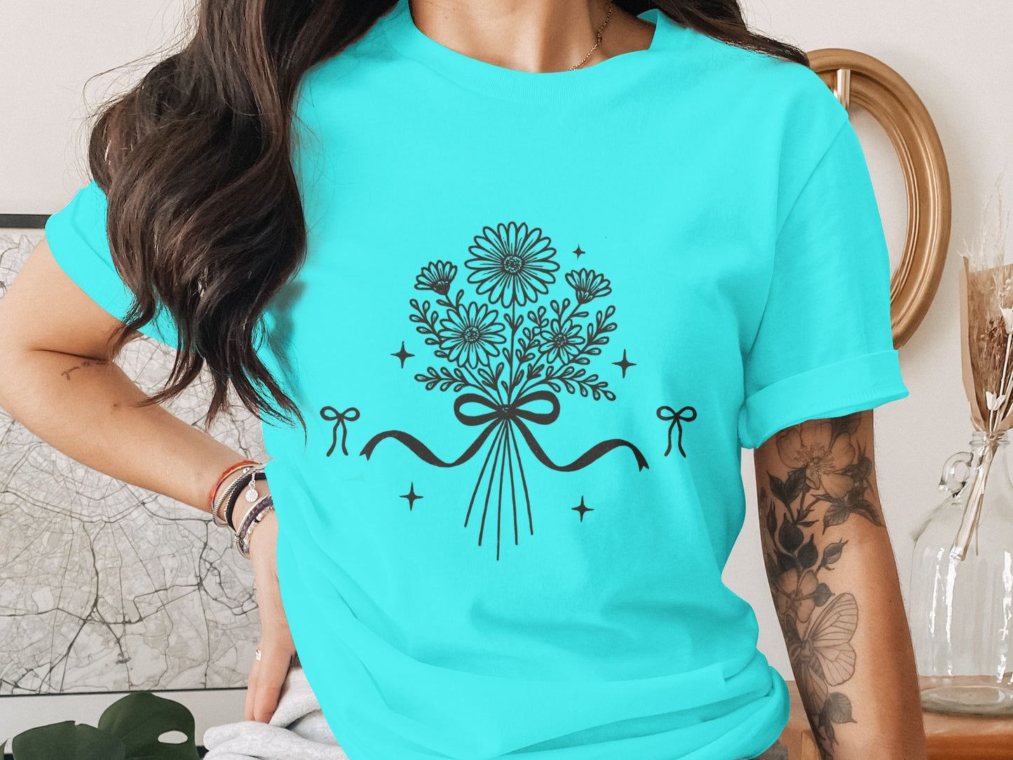 Stylish Bouquet Design Graphic Tee for Casual Wear