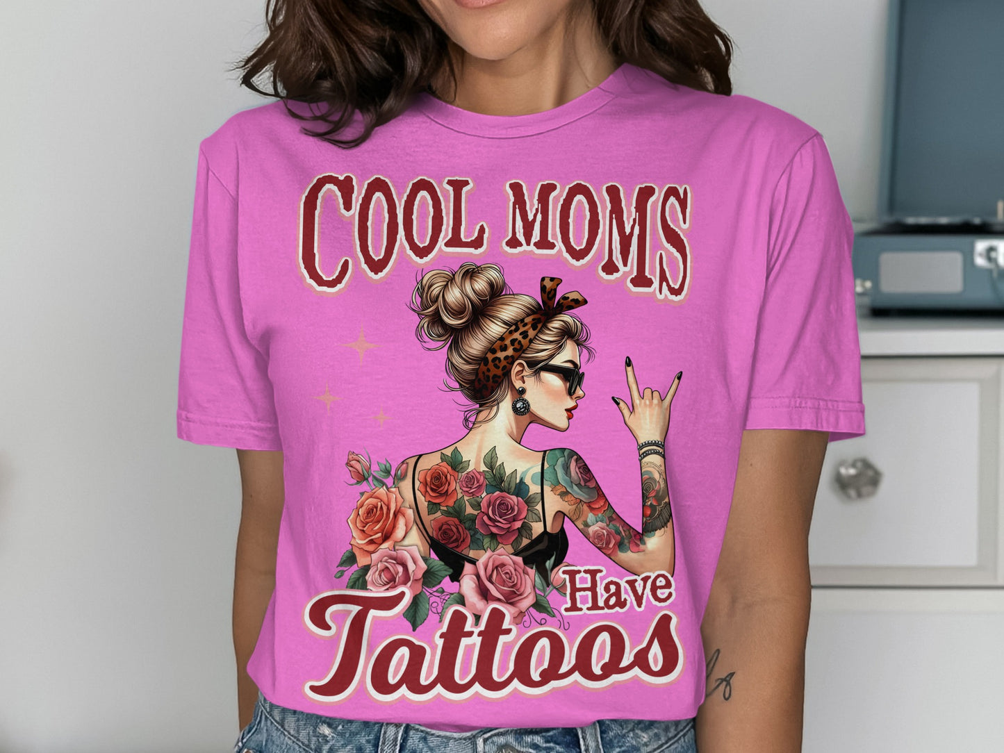 Cool Moms Have Tattoos Trendy Graphic T-shirt