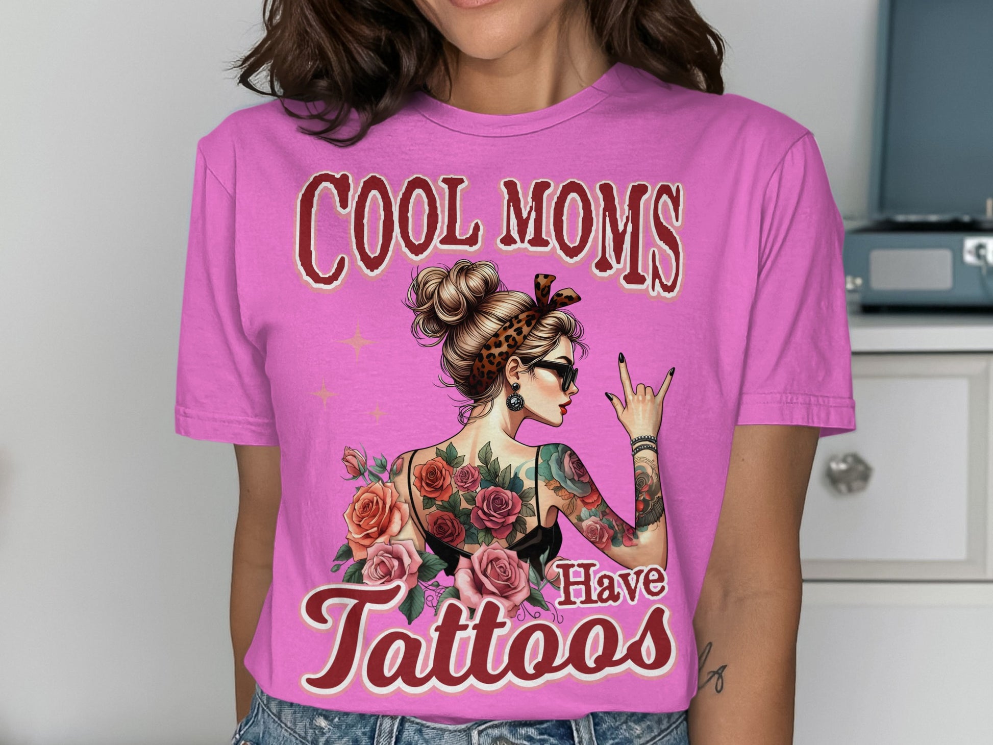 Cool Moms Have Tattoos Trendy Graphic T-shirt