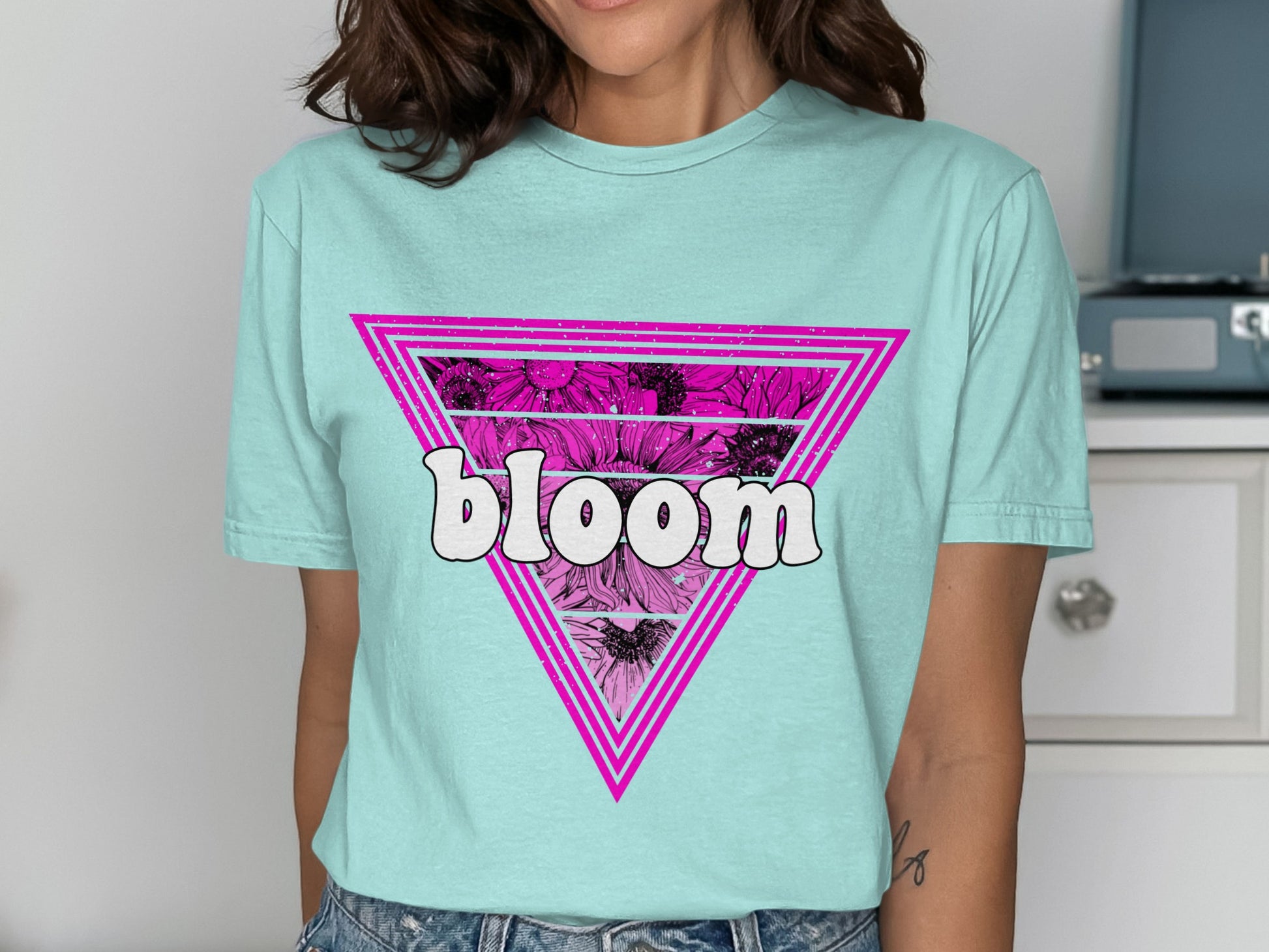 Bloom graphic design T-shirt with geometric pattern