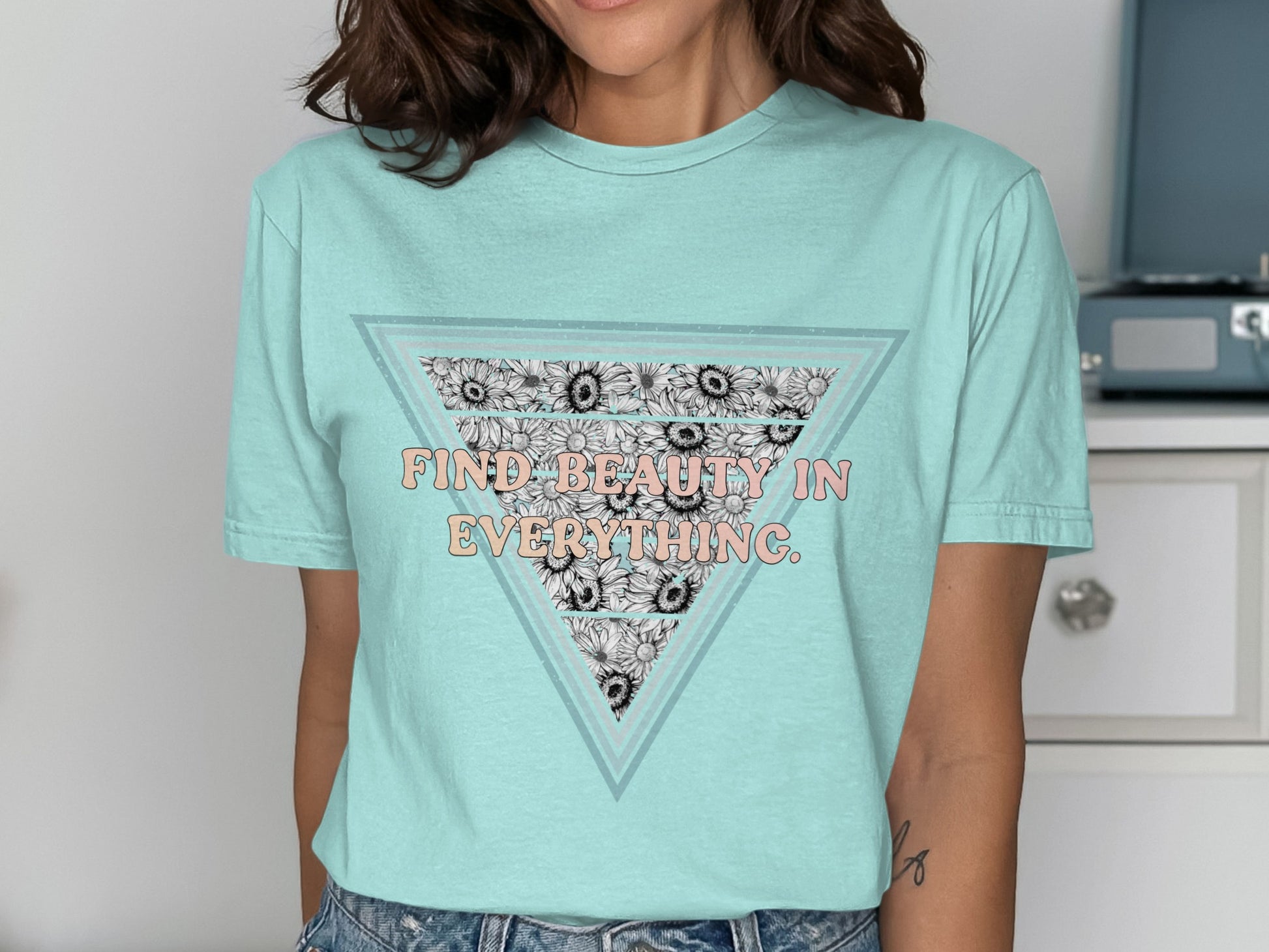 Find Beauty In Everything Graphic Tee Product