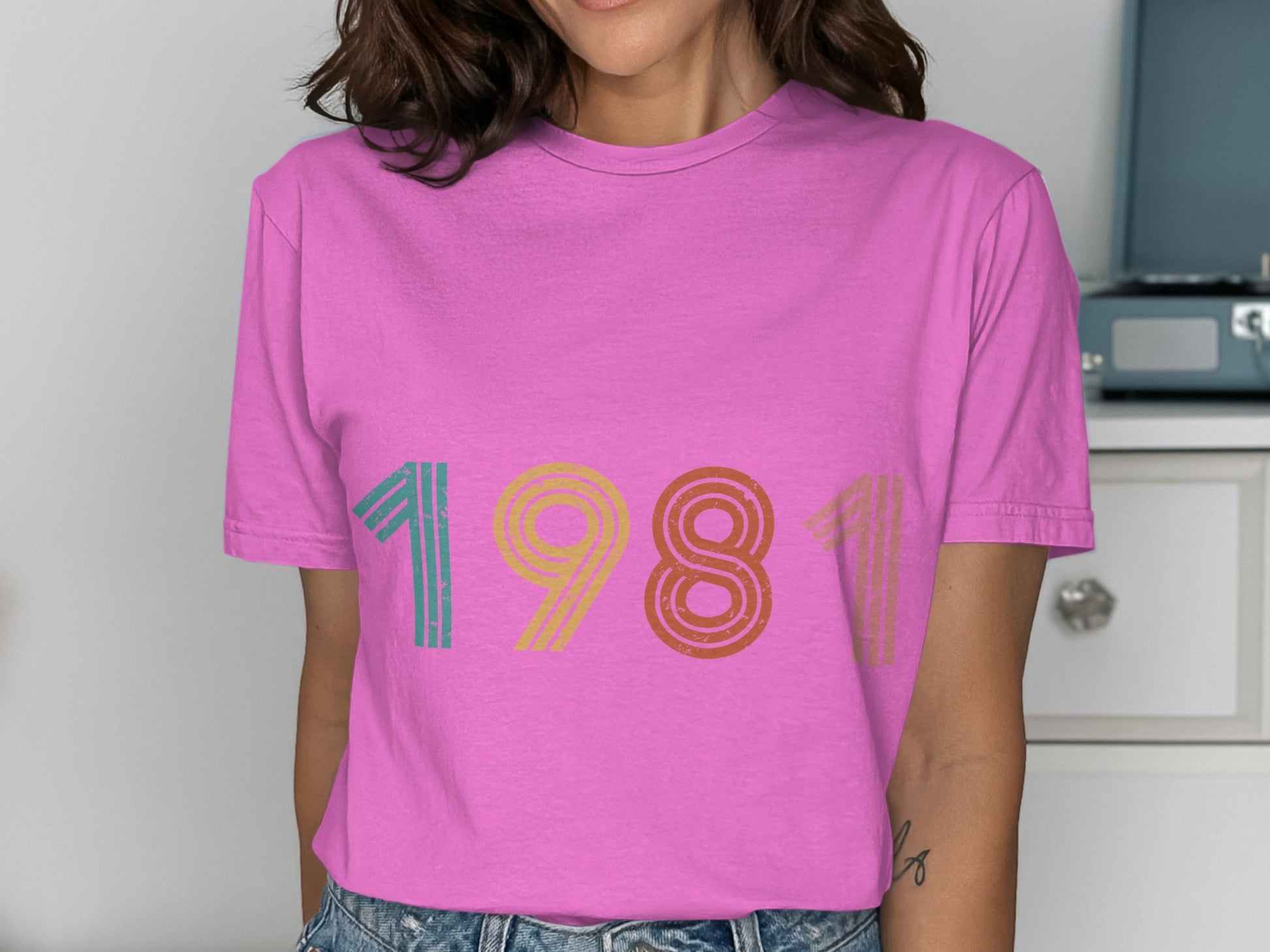Vintage 1981 Graphic Tee for Nostalgic Fashion Statement